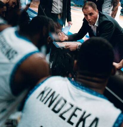 Merlins-Coach Nikola Markovic schwört sein Team ein.