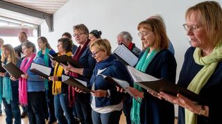 Der Projektchor der evangelischen Kirchengemeinde Beedenkirchen unter der Leitung von Andrea Gulden gestaltete die Feier im Rathaus musikalisch.