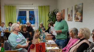 Die Bürgerhilfe Bensheim hatte zum Neujahrsempfang in die Gaststätte „Weiherhaus“ eingeladen. Vorsitzender Franz Apfel (stehend) stellte das Programm der nächsten Monate vor.