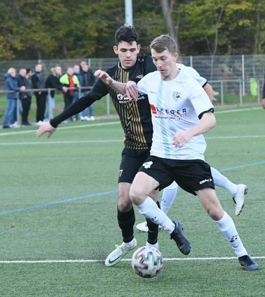 Die SSG Einhausen schätzt die Derbys in der Kreisoberliga (re. Sebastian Steinmann im Spiel gegen Oly. Lorsch), würde aber gern in die Gruppenliga aufsteigen.