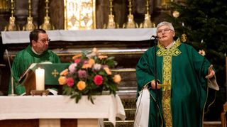 Erstmals predigte der Einhäuser Pfarrer Klaus Rein (r.) in der Lorscher Kirche St. Nazarius. Der Lorscher Pfarrer Michael Bartmann (l.) informierte Gottesdienstbesucher über die Fusion der beiden Pfarreien, die in diesem Jahr abgeschlossen sein soll.