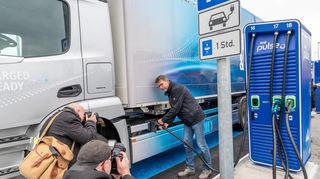 Das Medieninteresse an der Eröffnung des neuen Ladekorridors für E-Lkw am Bensheimer Autohof war groß. Insgesamt sechs Ladestationen stehen an der Aral Tankstelle zur Verfügung.