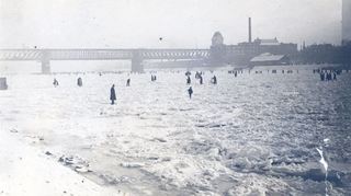 Der zugefrorene Rhein im Februar 1929. Das Foto hat uns der Verein für Heimatgeschichte Einhausen zur Verfügung gestellt.