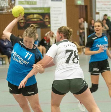 Mit zwei Treffern in den letzten 75 Sekunden sicherte Jennifer Dickson (li.) dem HC VfL ein Unentschieden im Heppenheimer Derby beim SV Erbach.