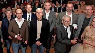 Kerwekönigin Maya Böhm (r.) überreichte langjährigen Kommunalpolitikern Ehrenmedaillen der Gemeinde: (v.l.) Florian Schumacher (10 Jahre Mitgliedschaft), Joachim Wiegand (10), Andree Scharnagl (10), Daniel Degen (10), Christoph Schumacher (15), Matthias Utermann (15), Joachim Trautmann (vorne, 10), Armin Kromer (20) und Lothar Schuster (20).