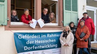 Landrat Christian Engelhardt (3.v.l.) übergab an Bürgermeisterin Christine Klein einen Förderbescheid in Höhe von 1,05 Millionen Euro für Sanierung und Umbau der Alten Schule in Hochstädten. Beim Ortstermin waren auch Mitarbeiter der Fachabteilungen von Kreis und Stadt dabei.