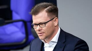 Ostbeauftragter Carsten Schneider will die Anzahl der Ostdeutschen in Bundesbehörden erhöhen.