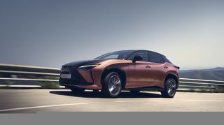 mid Groß-Gerau - Komfort-Plus: Beim Beschleunigen neigt sich der antriebstechnisch modernisierte Lexus RZ weniger stark nach hinten, beim Bremsen weniger stark nach vorne.