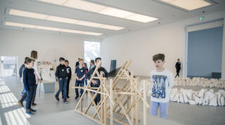 "Was genau ist das?" - Fragen stellen ist für Eltern und Kinder beim Ausstellungsbesuch ein guter Weg, um sich der Kunst zu nähern. Falsche Antworten gibt es dabei eigentlich nicht.