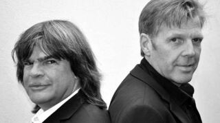 Axel Zwingenberger (Klavier) und sein Bruder Torsten (Schlagzeug) werfen sich im Mobile musikalisch die Bälle zu.