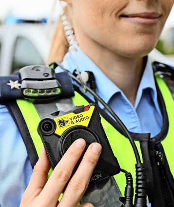 Bodycams für alle Rettungskräfte – das fordert die CDU-Fraktion im Landtag als eine Konsequenz aus den zahlreichen Übergriffen auf Helfer.