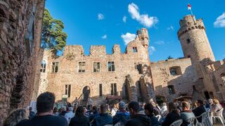 18 Jahre lang gastierten die Schlossfestspiele auf der Auerbacher Burgruine – jetzt gaben die Veranstalter aus Hanau das Aus bekannt.