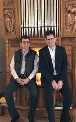 Andreas Schäfer (links) und Christian Gärtner vor der Orgel der Waldhufenkirche in Winterkasten