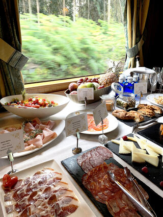 Kleiner, aber fein: Das Frühstück-Büffet im Costa Verde Express.