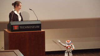 Antje Kaysers, Leiterin der Museumspädagogik am Mannheimer Technoseum, und Paul, der tanzende Roboter.