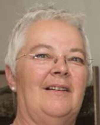 Lautertal; Reichenbach; Rathaus; Gerald Bertes feiert 25 jaehriges Dienstjubilaeum; von links: Barbara Schultheis (stv. Personalrat(, Gerald Bertes, Eina Bertes, Juergen Kaltwasser; Bild: Sascha Lotz