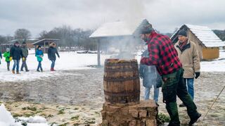 Im selbst gebauten Ofen wurde ein Forelle geräuchert. Beim Wintertag in Lauresham konnten Besucher unter anderem erfahren, wie viel Arbeit Menschen im Mittelalter aufwenden mussten, um auch in der kalten Jahreszeit zu essen zu haben.
