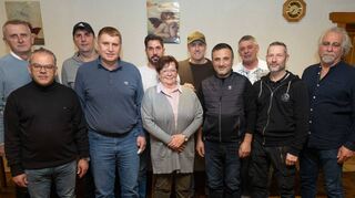 Einhausen,BLE, Gasthaus "Zum Engel": Malermeister Schumacher zeichnet zehn seiner Mitarbeiter für 30, 25 und 20 Jahre Zugehörigkeit aus

Vorne von links nach rechts: Dirk Schumacher (Geschäftsführer), Fadil Sadiki, Elfriede Olf, Musa Sarikaya, Ingo Geiß, Erdogan Akin

Hintere Reihe von links nach rechts: Andreas Sobotta, Arben Sadiku, Fehmi Kör, Beslim Rexhaj, Michael Beiner
21.01.2023 / Foto: Thorsten Gutschalk