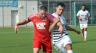 Neuzugang Nils Thobe (links; hier im Derby gegen seinen Ex-Verein FC 07) hat sich als Verstärkung für die TSV Auerbach erwiesen.