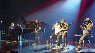 Statt Florian Sitzmann unterstützte im fast ausverkauften Wormser-Theater der Berliner Till Sahm am Piano die Söhne-Mannheims-Vokalisten (v. l.) Karim Amun, Dominic Sanz, Michael Klimas und Metyphysics.