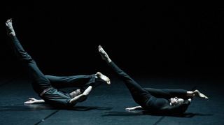 Sie lagen und sie tanzten doch: Lucia Burguete (rechts) und Diego Pazó in der Kirchheimer Hebelhalle des Unterwegstheaters.