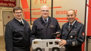 Nach 20 Jahren ist Schluss: Der scheidende Wehrführer Hans Förg (re.) bekam zum Abschied von seinem Nachfolger Alexander Merk und Jürgen Ritz (li.) symbolisch ein kleines Wohnmobil für die künftige Freizeit überreicht.
