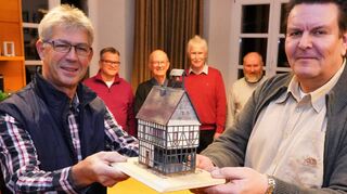Peter Elbert, Peter Kurfürst, Peter C. Woitge, Stefan Ringer, Mathias Roth und Bürgermeister Michael Helbig (von links) bei der Übergabe des Rathaus-Modells