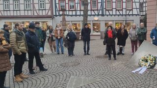 Zur Teilnahme an einer Veranstaltung anlässlich des Tags zum Gedenken an die Opfer des Nationalsozialismus am „großen Stolperstein“ in Bensheim hatten zahlreiche Organisationen aufgerufen. Rechts im Bild Redner Holger Giebel, Bergsträßer Vorsitzender der Gewerkschaft Erziehung und Wissenschaft.