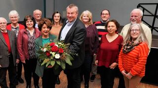 „La Pina“ sagt Ciao: Der Freundeskreis Bensheim-Riva hat einen neuen Vorsitzenden. Nach 34 Jahren Vorstandsarbeit übergibt Pina Kittel ihr Amt an den früheren Bensheimer Bürgermeister Rolf Richter. Lob und Anerkennung für ihre Arbeit zollten ihr der Vorstand und die Mitglieder bei der Hauptversammlung.