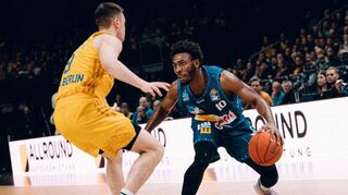 Die Hakro Merlins Crailsheim (im Bild rechts Neuzugang James Batemon im Duell gegen Jonas Mattisseck) waren trotz guten Beginns beim aktuellen Tabellenführer Alba Berlin am Ende ohne jegliche Siegchance.
