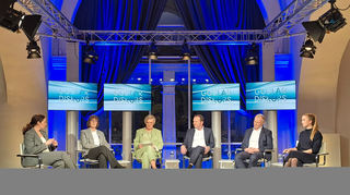 mid Goslar - Prof. Dr. Nadine Gatzert, Prof. Dr. Susanne Knorre und Dr. Kerstin Bartels, Prof. Horst Müller-Peters, Prof. Dr. Fred Wagner und Dr. Theresa Jost (v.l.).