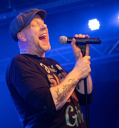 Im Musiktheater Rex war die Coverband „Journeye“ mit Frontman Arno Menses zu Gast.