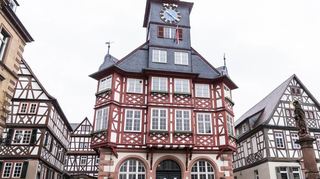 Auch wer ganz weit hinten auf der Liste stand, kann sich plötzlich im Stadtparlament wiederfinden, dessen Ausschüsse im Rathaus am Marktplatz tagen.