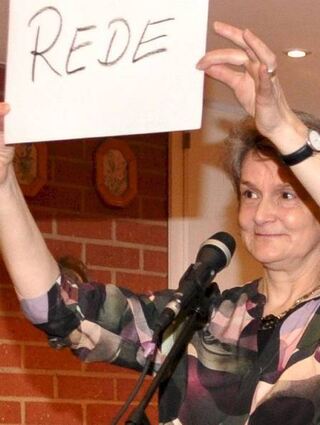 Humor bewies Pfarrerin Beatrice Northe: Als sie eine Rede halten sollte, hielt sie zunächst ein entsprechend beschriftetes kleines Schild hoch.