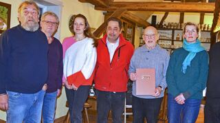 Die Winterwanderung der Ortsgruppe der SPD Lindenfels bildete den Rahmen für Ehrungen treuer Mitglieder. Unser Bild zeigt (von links): Peter Gärtner, Reiner Gehbauer, Landtagskandidatin Josefine Koebe, Vorsitzenden Ingo Thaidigsmann, Otto Schneider, Ulla Raebinger und Hans Wilhelm Alter.