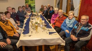 Zur Jubiläumsfeier trafen sich die Einhäuser Stammtischjünger mit ihren Partnerinnen am vergangenen Samstag im Gasthaus „Zum Engel“. Vor 50 Jahren wurde die gesellige Runde offiziell ins Leben gerufen. Vier der einst 21 Gründungsmitglieder sind heute noch dabei.