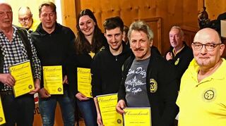 Peter Marquardt, Rainer Berg, Matthias Emig, Sarah Werner, Paul Gehbauer, Rolf Rauch und Gilbert Rest (im Hintergrund Robert Gehrisch) wurden für ihre Treue zum Verein ausgezeichnet. Zudem fanden Neuwahlen statt (rechtes Bild).