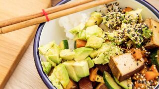 Während eine Quellbeilage wie Quinoa oder Couscous gar zieht, lässt sich ein bisschen Gemüse und Tofu würfeln – und fertig ist die Bowl.