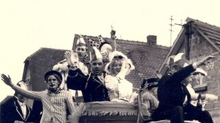 Straßenfastnacht in der Hauptstraße in den 1950er Jahren: Die Bilder zeigen den Komiteewagen (l.) und verkleidete Umzugsteilnehmer.