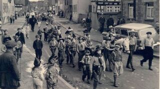 Fastnacht in den 1950er und 1960er Jahren: Mit Pauken und Trompeten ging es durch den Ort (o.l.) Auch die Kinder hatten ihren Spaß (u.l.) und erhielten im Anschluss Weck und Wurst (u.M.). Die Landfrauen (o.r.) feierten genauso wie der damalige Bürgermeister Franz Hartnagel (mit Narrenkappe) und der einstige Pfarrer Frey.