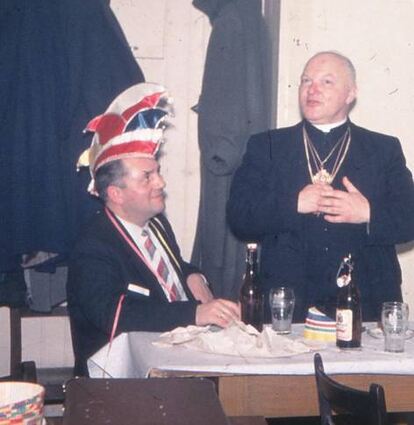 ble_Einst in Einhausen Fastnacht in der Gaststätte ZUm Engel und in der Holzbaracke um 1958 mit Pfarrer FRey und FRanz Hartnagel. Bild: VfH