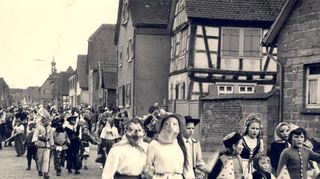 ble_Einst in Einhausen Straßenfastnacht in der Hauptstraße  um 1953. Bild: VfH