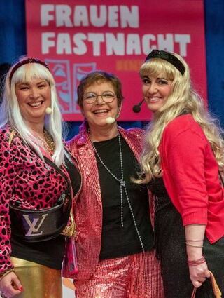 Astrid Dochtermann (li.), Diana Mayer (re.) und Angela Schmidt bei der „Arbeit“ auf der Bühne.