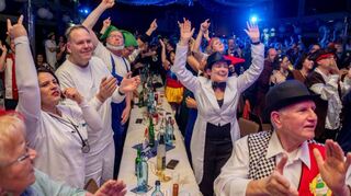 Fast alle Zuschauer kamen kostümiert zu den N3-Sitzungen. Spaß am vierstündigen Programm in der Nibelungenhalle hatte das Publikum ebenso wie die Akteure selbst. Auf der Bühne war immer Bewegung. Wenn die Garde nicht gerade selbst tanzend im Mittelpunkt stand, dann umrahmten die Mitglieder tänzelnd und schunkelnd den Elferrat.