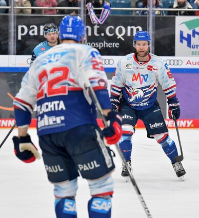 Vorlagengeber und Schütze des entscheidenden Adler-Tors: Matthias Plachta (l.) jubelt mit Mark Katic.
