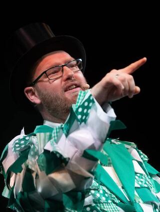 Protokoller Matthias Braun in seiner Paraderolle als Till vun Bensem.