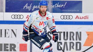 Mark Katic ist bei den Adlern Mannheim eigentlich für die Verteidigung da, doch wenn es sein muss, hilft der 33-Jährige auch mal im Angriff aus.