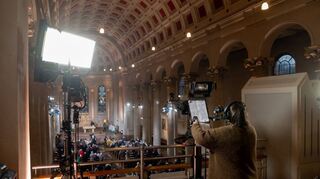 Hell erleuchtet: Der sonntägliche Gottesdienst in der Stadtkirche Sankt Georg in Bensheim wurde live im ZDF übertragen.