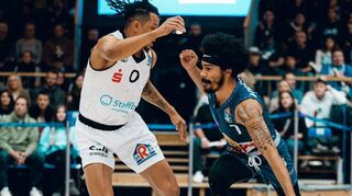 Auch Otis Livingston II (r.) konnte trotz großen Einsatzes die erneute Crailsheimer Bundesliga-Niederlage gegen Chemnitz nicht verhindern.