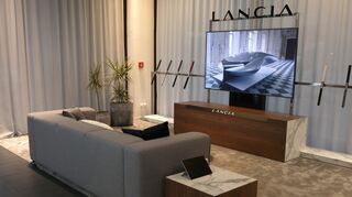 mid Groß-Gerau - Lancia will Kunden in eleganten und einladenden Ausstellungsräumen ein intensives Erlebnis bieten.